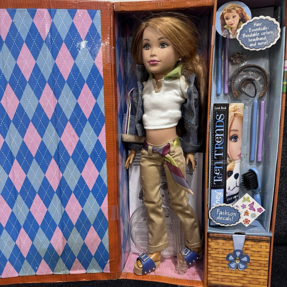 Mattel Teen Trends Courtney Doll 2005 Original Box & Accessories